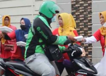 Bantu Dhuafa, LAZ Mukmin Mandiri Bagikan 100 Nasi Kotak Sehari