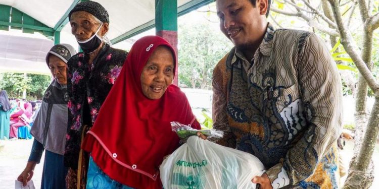 Baznas Jatim Gelar Baksos, 200 Paket Sembako dan Layanan Kesehatan Untuk Masyarakat Fakir di Nganjuk