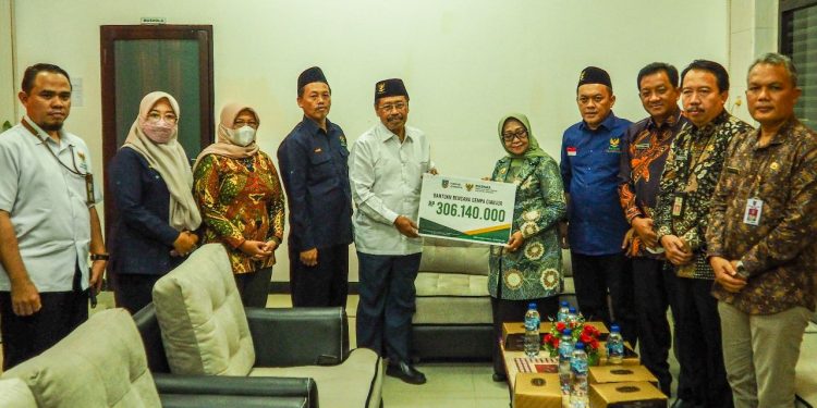 Pemkab Jombang Menyerahkan Bantuan Ratusan Juta Kepada Baznas Jatim Untuk Korban Gempa di Cianjur
