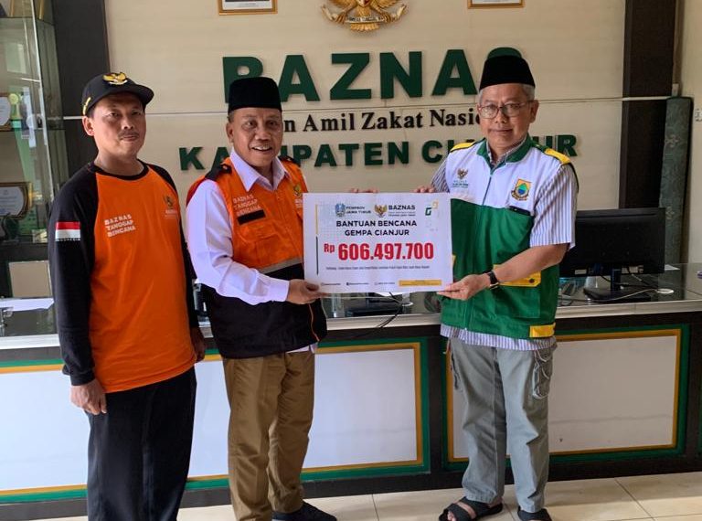 Baznas Jatim Menyerahkan Bantuan Kepada Baznas Cianjur Untuk Korban Gempa