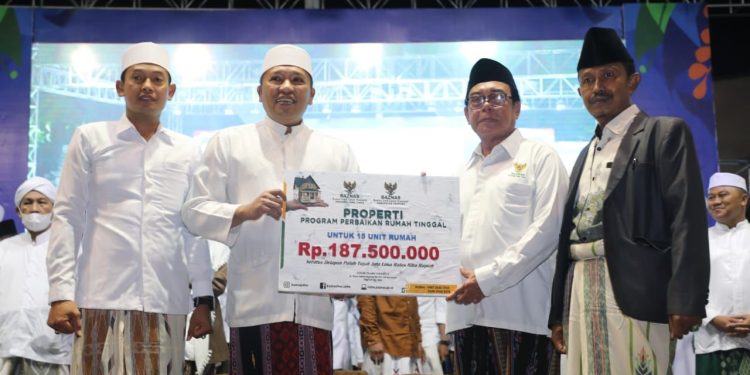 Baznas Jatim Menyerahkan Bantuan Perbaikan Rumah Tinggal dan Alat Usaha di Sampang
