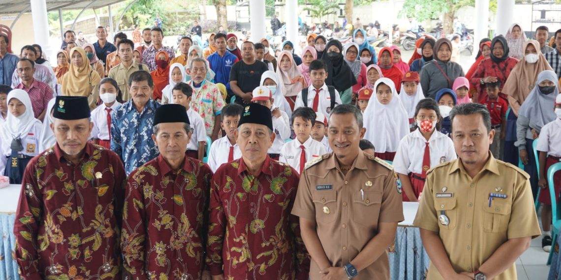 Baznas Pacitan Menyalurkan Dana Infaq Bersama Bupati Pacitan di Pringkuku