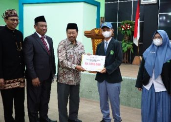 Pertama Tahun 2023, Baznas Jatim Salurkan Beasiswa Kepada 50 Pelajar Tingkat MA