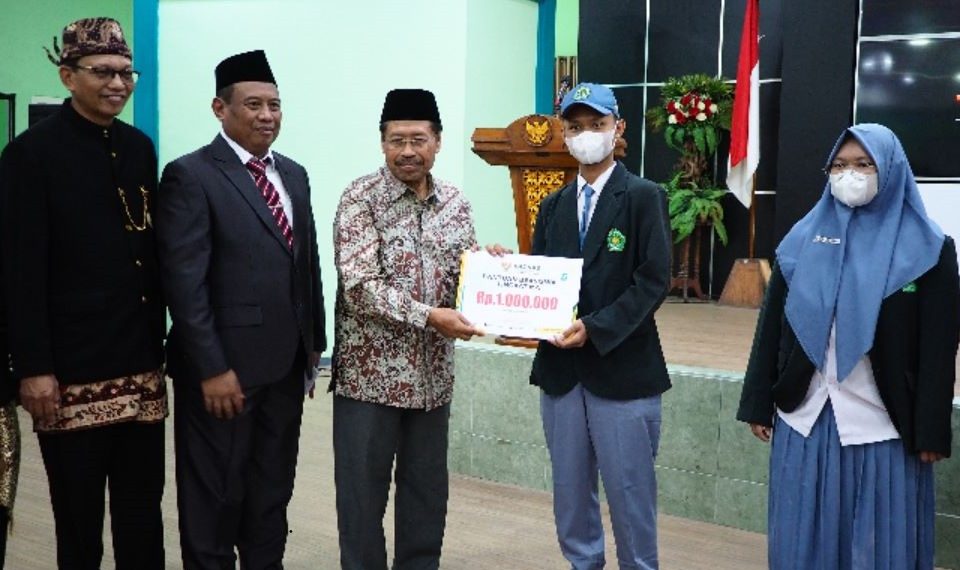 Pertama Tahun 2023, Baznas Jatim Salurkan Beasiswa Kepada 50 Pelajar Tingkat MA