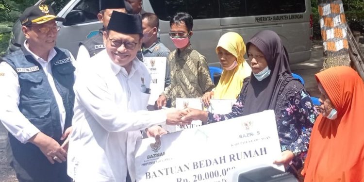 Baznas Jatim Bersama Lamongan Salurkan Bantuan RTLH Sebesar 200 Juta