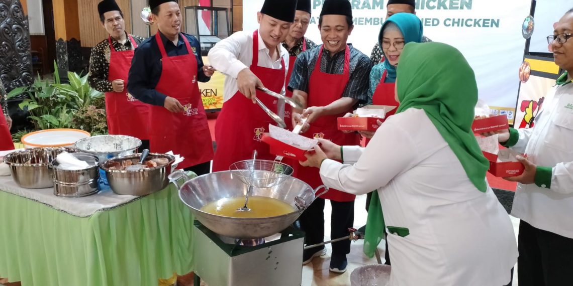 Bupati Trenggalek Bersama Baznas Jatim Salurkan Bantuan Program Z Chiken