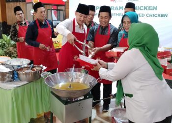 Bupati Trenggalek Bersama Baznas Jatim Salurkan Bantuan Program Z Chiken
