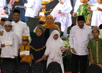 Berbagi Kebaikan, Gubernur Jatim dan Baznas Menyantuni 1000 Anak Yatim di Gresik