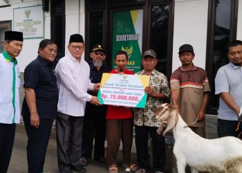 Baznas Jatim Bersama Bupati Pacitan Menyerahkan Bantuan Ternak Kambing Sebesar 75 Juta