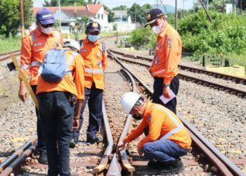 PT KAI Daop 8 Surabaya, Melakukan Perawatan Jalur Kereta Api Menjelang Lebaran
