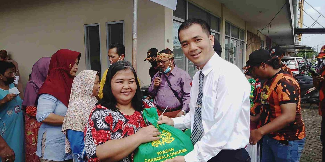 Indahnya Berbagi Dalam Keberagaman, Vihara Cakrawala Dharma Jatim Bagikan Ratusan Sembako