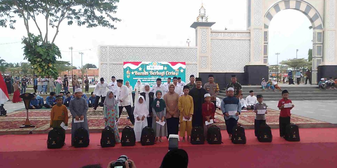 Jelang Akhir Ramadhan 1444 H, Khofifah Bersama Baznas Jatim Berbagi di Kota Pasuruan