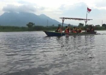 Ngabuburit di Wisata Danau Bekas Sarang Buaya Berjemur di Sidoarjo