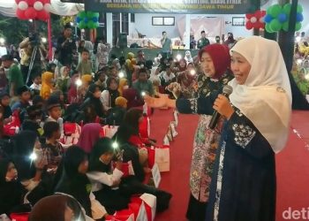 Safari Ramadhan ke-5, Gubernur Khofifah & Baznas Jatim Berbagi Bersama 1.700 Yatim Dhuafa di Tulungagung