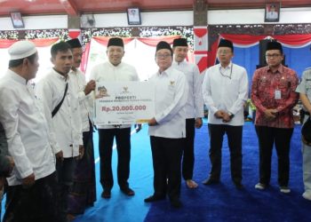 Kyai Ali Maschan Moesa Bersama Bupati Slamet, Menyambut Pemulangan Penyintas Aliran Syiah di Sampang