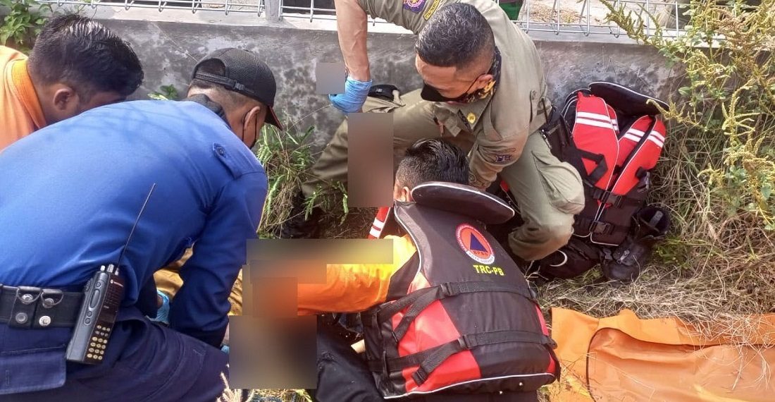 Mayat Pria Misterius Ditemukan Mengapung di Sungai Kalimas