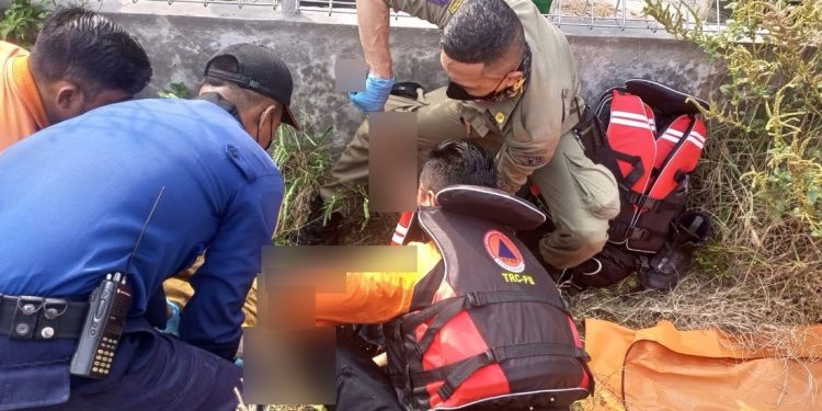 Mayat Pria Misterius Ditemukan Mengapung di Sungai Kalimas
