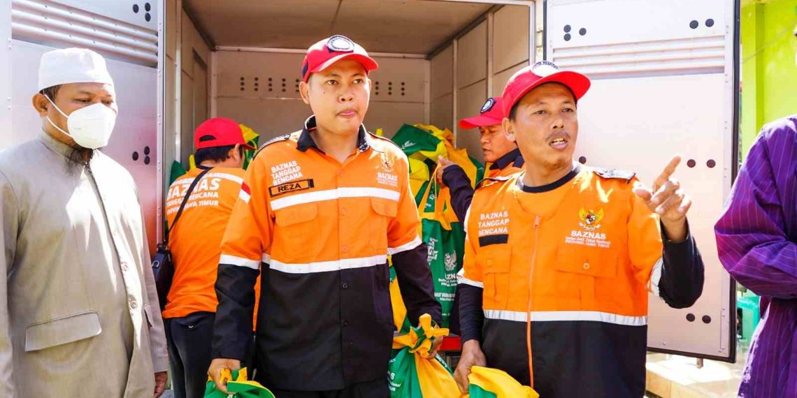 Peduli Banjir di Lumajang, BTB Jatim Serahkan Ratusan Bantuan Sembako Kepada Pengungsi