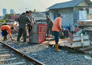 Petugas Tiga Pilar Patroli Wilayah Rawan Judi Merpati di Surabaya