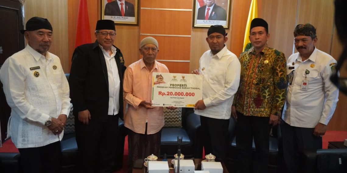 Baznas Jatim Salurkan Bantuan Ratusan Juta Kepada 20 Mustahik di Sumenep