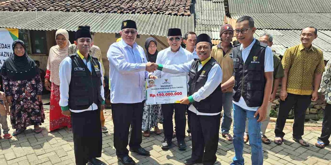 Di Banyuwangi, Baznas Jatim Berikan Bantuan RTLH dan Usaha Mikro