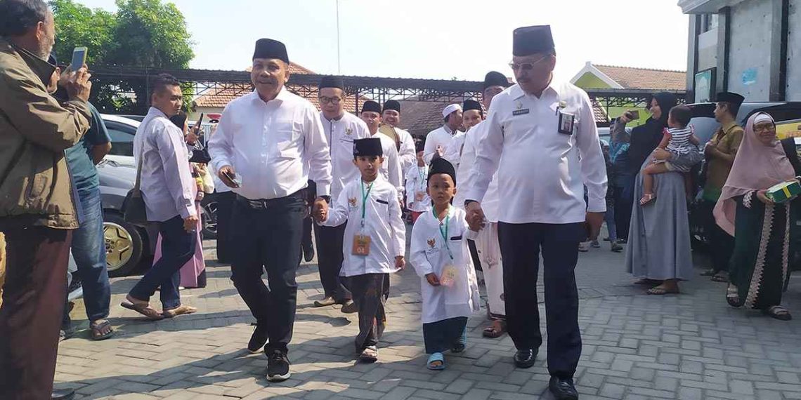 Ratusan Anak Ikut Khitan Gratis, Baznas Jatim Beri Bantuan Gerobak Pentol Besut di Jombang