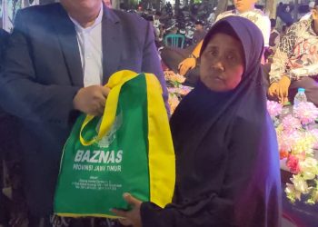 Pemberian 100 Paket Sembako, Ringankan Beban Dhuafa Besuki Situbondo