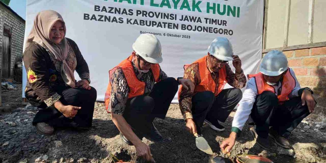 Baznas Jatim Renovasi 10 Rumah dan Salurkan Bantuan Sosial di Bojonegoro