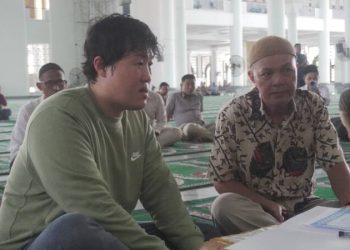 Ahn Jong Hyun Seorang mualaf asal Korea, Berikrar Masuk Islam di Masjid Al Akbar Surabaya