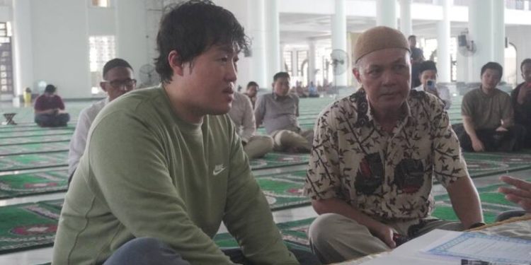 Ahn Jong Hyun Seorang mualaf asal Korea, Berikrar Masuk Islam di Masjid Al Akbar Surabaya