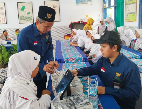 Tanggapan Positif Dari Masyarakat Terkait Program Baznas Jombang: Baznas Jombang Menggelar Bantuan Kacamata Untuk Pelajar.