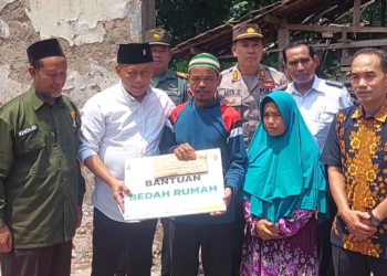 Baznas Ponorogo Bersama Bupati Kabupaten Ponorogo Kunjungi Rumah Roboh di Balong dan Beri Bantuan