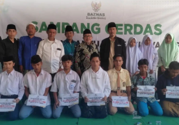 Badan Amin Zakat Nasional (Baznas) Kabupaten Sampang menyalurkan bantuan dari Baznas Jawa Timur kepada masyarakat kurang mampu