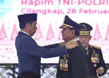 Prabowo Subianto Terima Pangkat Jendral Dari Presiden RI