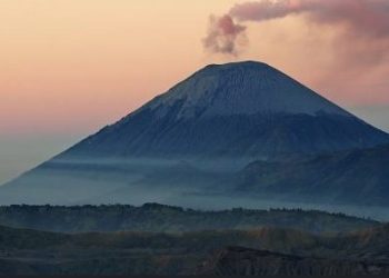 Gunung Semeru Keluarkan Abu Vulkanik Setinggi 800 Meter.