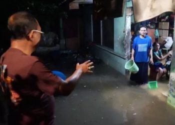 Aksi Terjun Kelapangan Wakil Wali Kota Surabaya Armuji ke Lokasi Genangan Simo Katrungan Malam Hari