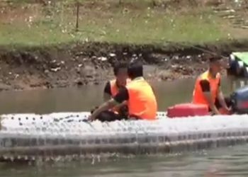 Botol Bekas Disulap Menjadi Perahu Motor Yang Ramah Lingkungan