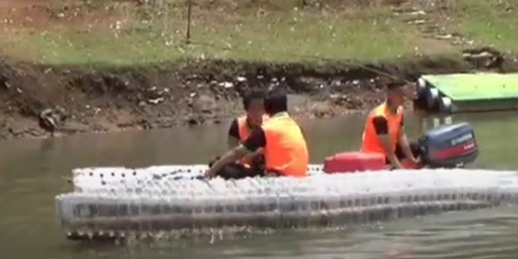 Botol Bekas Disulap Menjadi Perahu Motor Yang Ramah Lingkungan