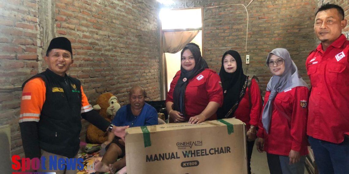 Bantuan Kursi Roda untuk Lansia oleh BAZNAS Ngawi