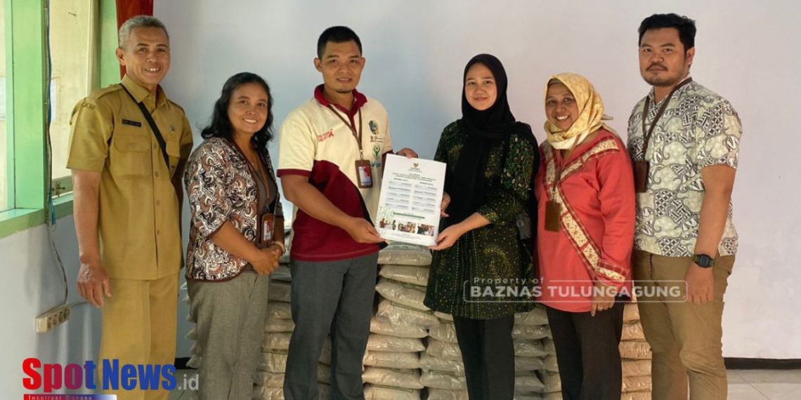 BAZNAS Tulungagung Bagi Ratusan Paket Sembako Untuk Bantu Penanganan TBC dan AIDS