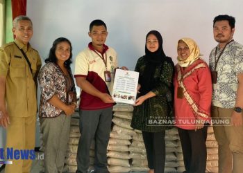 BAZNAS Tulungagung Bagi Ratusan Paket Sembako Untuk Bantu Penanganan TBC dan AIDS