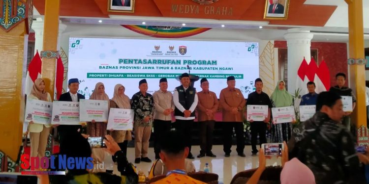 BAZNAS Ngawi dan BAZNAS Jatim menyalurkan bantuan 25 Grobak, RTLH dan SKSS kepada 41 Mahasiswa.