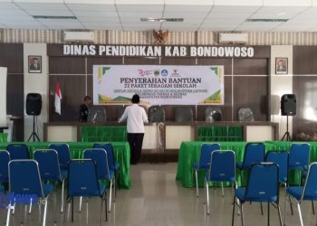BAZNAS dan Diknas Kabupaten Bondowoso Kolaborasi Serahkan 22 Paket Seragam untuk Siswa Siswi SD/NU Kecamatan Cerme