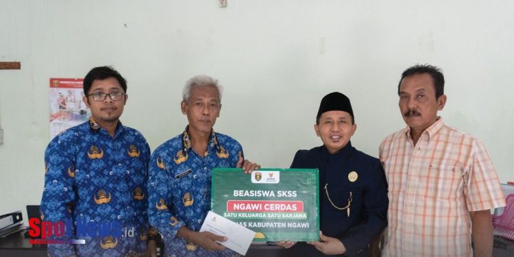 BAZNAS Ngawi di Puncak Hari Santri Nasional (HSN) Tahun 2024 Berikan Beasiswa Mahasiswa Kurang Mampu
