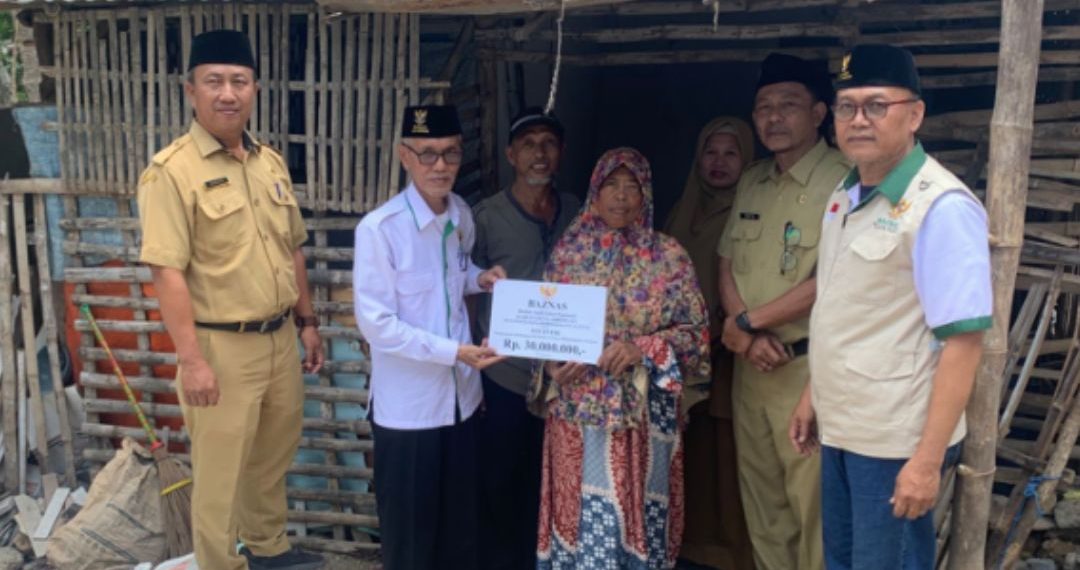 Ibu Astantik Terima Bantuan Bedah Rumah dari BAZNAS Jatim dan Lamongan