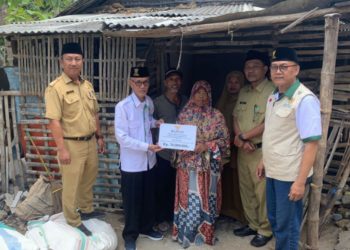Ibu Astantik Terima Bantuan Bedah Rumah dari BAZNAS Jatim dan Lamongan