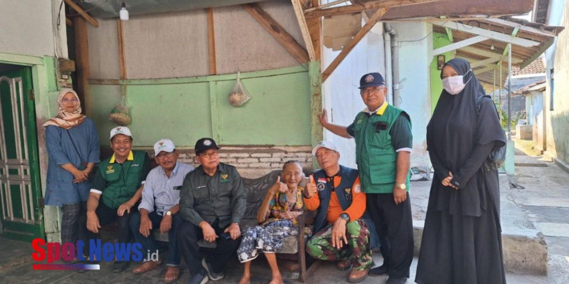 BAZNAS Jatim Hadirkan Senyum di Usia 105 Tahun Mbah Rasmi