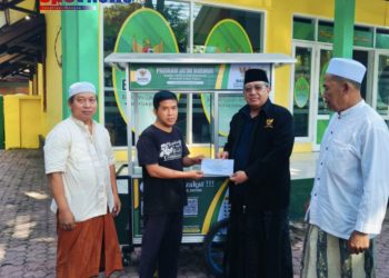 Dorong Ekonomi Produktif, BAZNAS Jatim Salurkan 20 Rombong bagi Mustahik di Bondowoso
