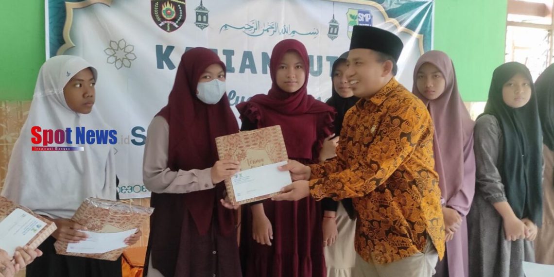 BAZNAS Kabupaten Ngawi menyerahkan santunan kepada anak yatim di SMP Negeri 1 Widodaren