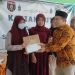 BAZNAS Kabupaten Ngawi menyerahkan santunan kepada anak yatim  di SMP Negeri 1 Widodaren